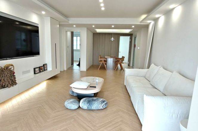 Sky View: Modern 135sqm 3BR/2Bath in Jing'an w/ Open Views & Top Tech!
