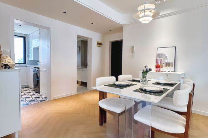 modern 2brs floor heating nice furniture near west nan jing road CBD line 2,12,13 only 20K