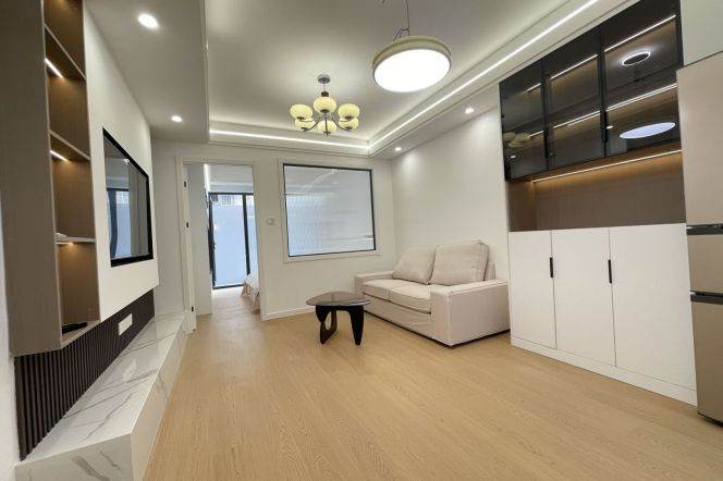 Modern&Cozy 1Br/2Lr/1Bt+Lovely Yard@L2/11 Jiangsu Rd Station 