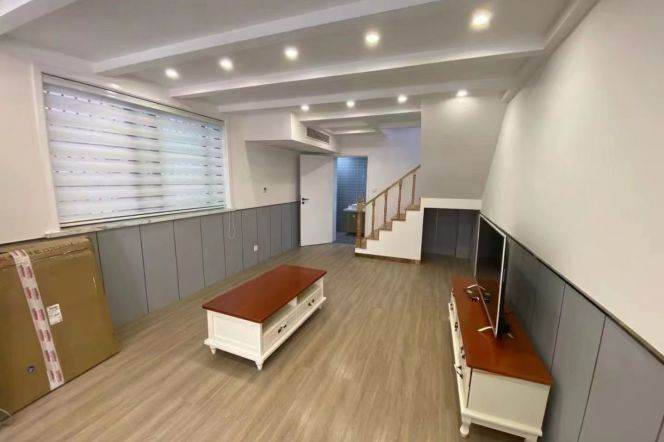 Spacious duplex one bedroom apt with outdoor yard near IAPM   