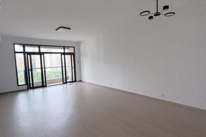 Newly Renovated 3BR 2BA Apt w/Balcony in Palace Court/iapm
