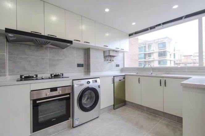 3 Brs, 2 Baths, Open Balcony/Floor heating/Oven/Dish washer, 140 sqm@ Xujiahui station L1,9&11