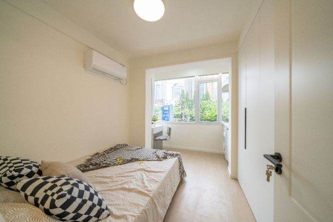1br, subway L2,4,6,9Century Avenue, key,  balcony, 7k