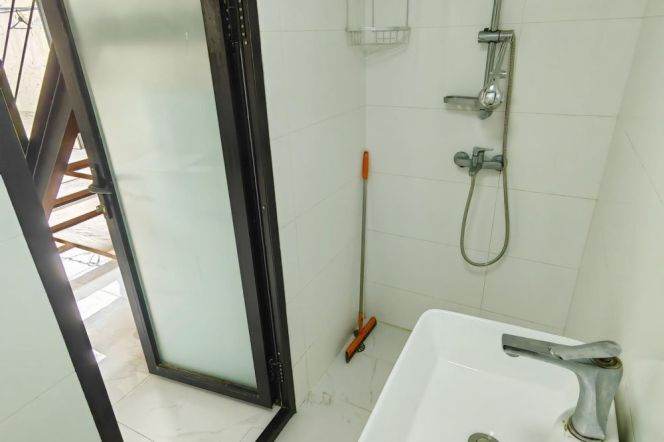 Unique 1+1 br with big outdoor space ,6 mins to L 2/7 Jing'an Temple St.
