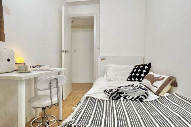 Budget friendly room near Jingan temple, close to SJTU, advance booking accepted 