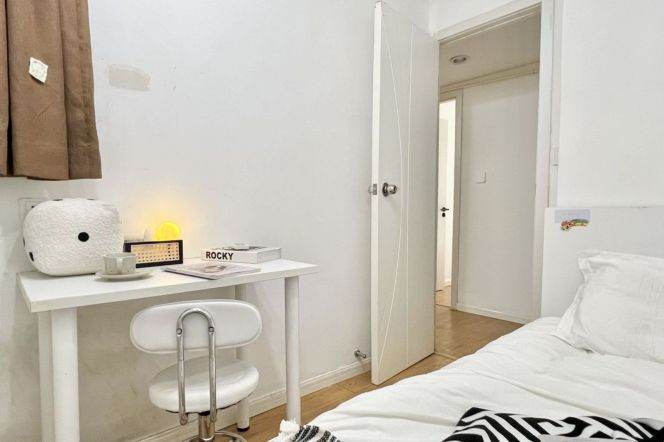 Budget friendly room near Jingan temple, close to SJTU, advance booking accepted 