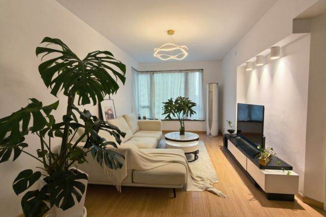 modern big 2brs open balcony modern furniture in Xujiahui line 1,9,11 and malls only 15K