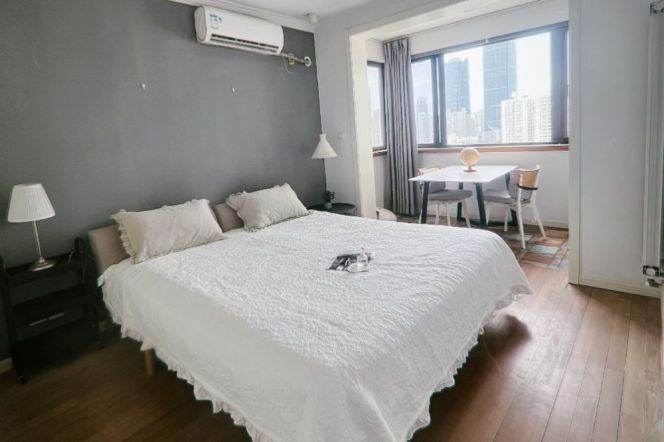 High-rise 2br Apt in west Huaihai Road