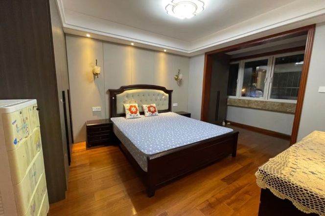 4 Brs, 2 Baths with Big Terrace/Central ac/Oven, 200 sqm @ Wuning metro L13