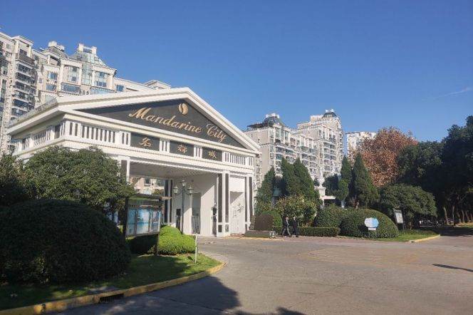 4 Brs, 2 Baths, Central ac/Gym/Swimming pool, 160 sqm @ Hongbaoshi metro L10