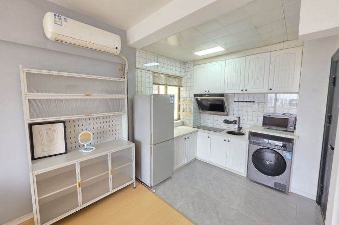 Elevator 1BR · Hongqiao Road · 5 mins walk to Line 1/9/11 Xujiahui Station