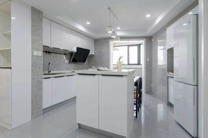 4 Brs, 2 Baths, Central ac/Gym/Swimming pool, 160 sqm @ Hongbaoshi metro L10