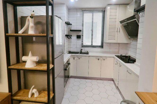 High-rise 2br Apt in west Huaihai Road