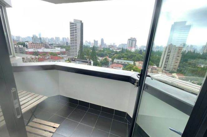 Changshu Rd. Line 1/7 Elevator 2BR w. Balcony 