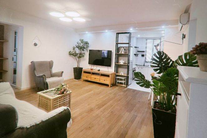 High-rise 2br Apt in west Huaihai Road