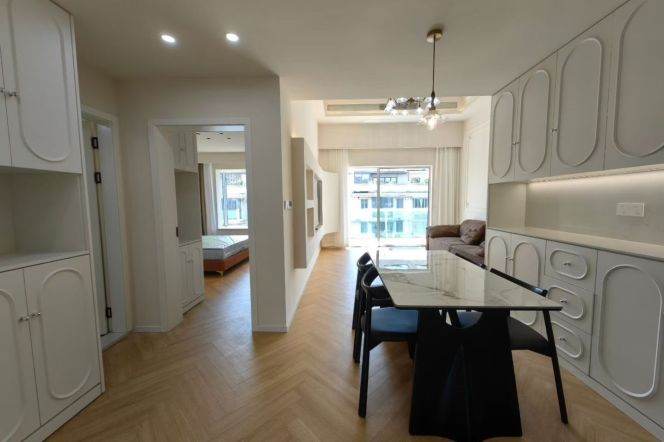 2 Brs, 1 Living room, Open Balcony/Floor heating/Oven, 120 sqm @ Weining metro L2