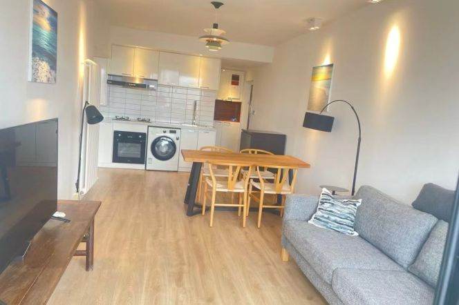 Changshu Rd. Line 1/7 Elevator 2BR w. Balcony 