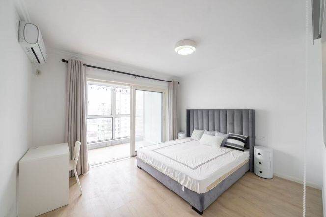 2 Brs, 1 Living room, Floor heating/Central ac/Oven, 120 sqm @ Xujiahui station L1