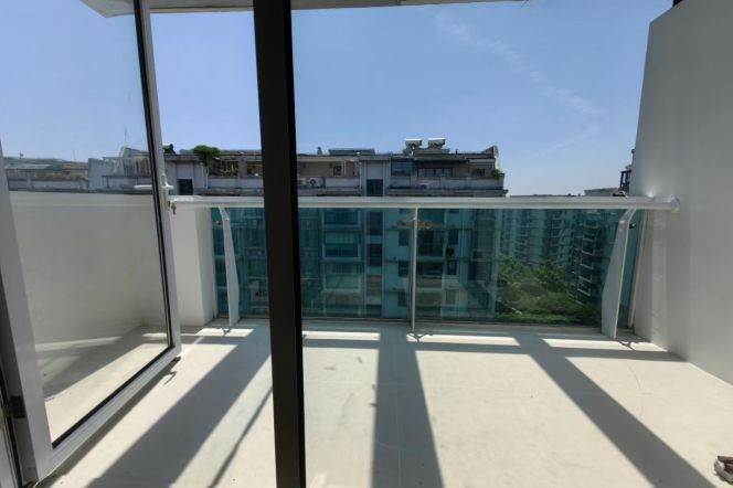 2 Brs, 1 Living room, Open Balcony/Floor heating/Oven, 120 sqm @ Weining metro L2