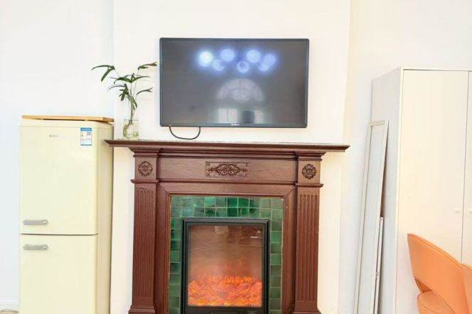 Personal sublet: Old Shanghai-style south-facing room with balcony in Xintiandi