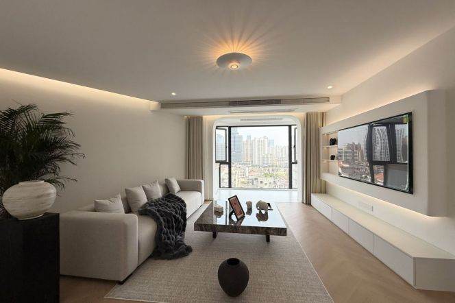 Spacious 3-Bedroom Residence | Prime Jing'an Riverside Area  
