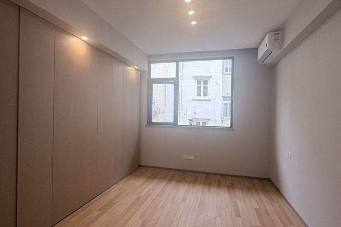 Newly renovated 3+1br single house @Middle Huaihai Rd