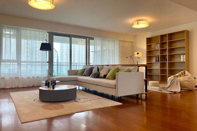 Modern decoration 4brs with floor heating and balcony in Lujiazui
