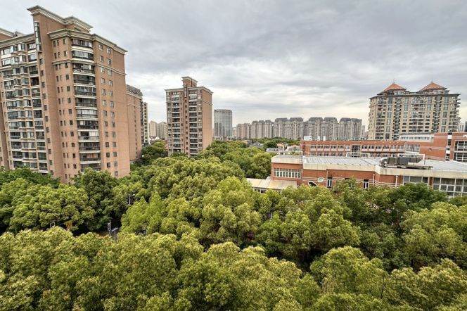 Modern decoration 2brs with floor heating and balcony in Gubei 