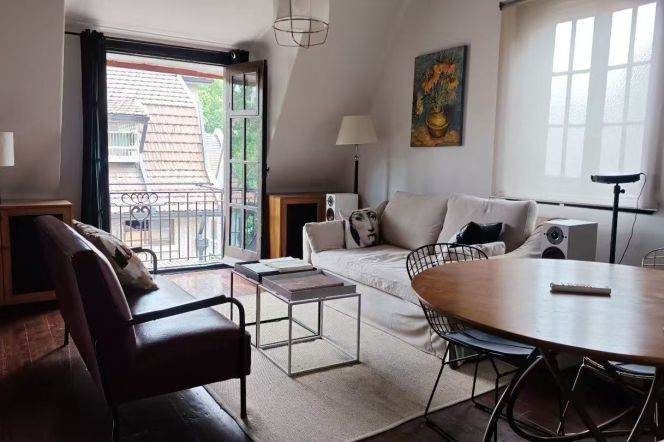 Middle Huaihai rd 1BR with 2balconies