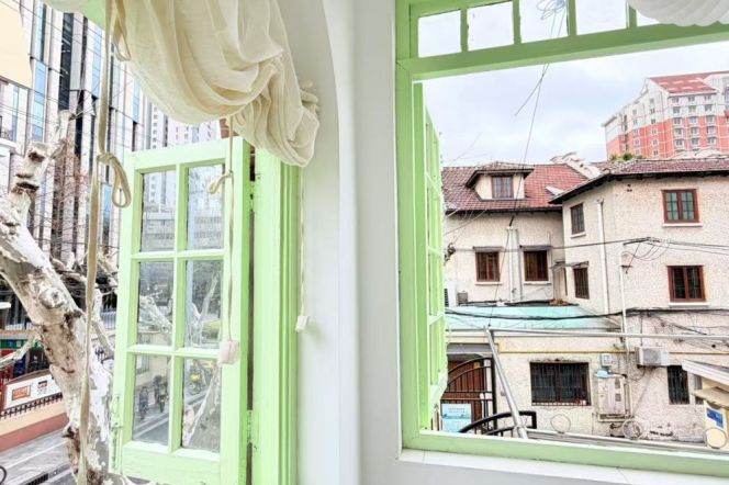 Personal sublet: Old Shanghai-style south-facing room with balcony in Xintiandi
