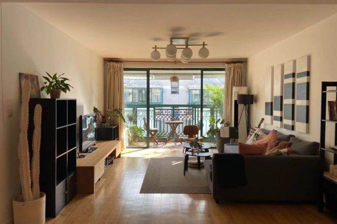 Master Bedroom in a 3Br flat with Balcony at Zhongshan Park