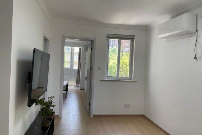 Bright 1-bedroom apartment close to Laowaijie,Line 10
