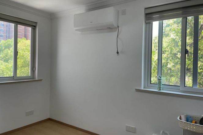 Bright 1-bedroom apartment close to Laowaijie,Line 10