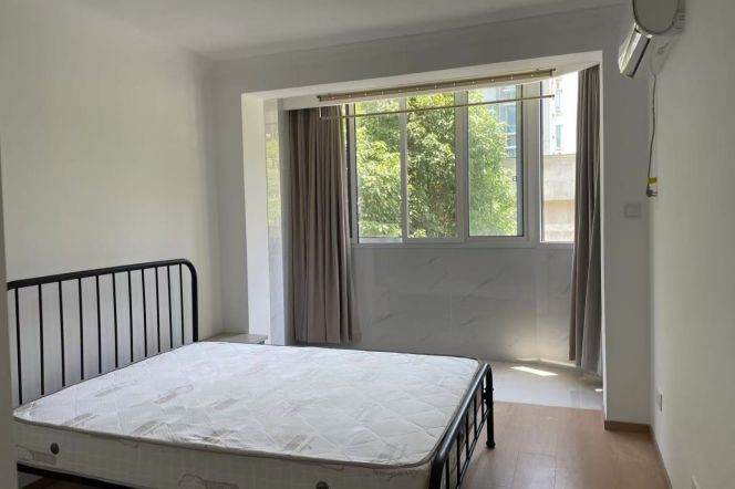 Bright 1-bedroom apartment close to Laowaijie,Line 10