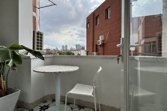 Warm 1Br + open balcony| Next to Suzhou River | Zhongshan Park Metro L2/3/4 | Elevator