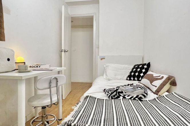 Budget friendly room near Jingan temple, close to SJTU, long-shot term lease 