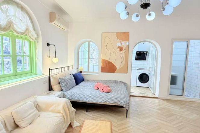Personal sublet: Old Shanghai-style south-facing room with balcony in Xintiandi