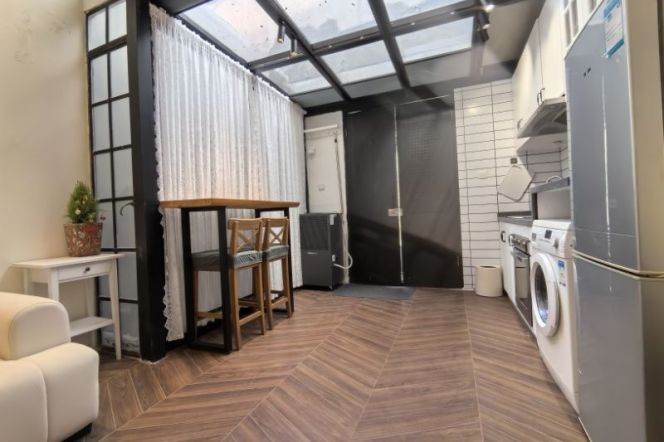 Bright Quiet Spacious Apt has big open kitchen @  Jiashan Rd.