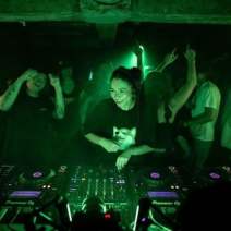 ONEFORTYASIA Pres. MUNGK (UK) & SIMBIE (AU)