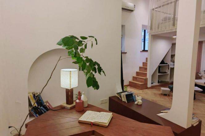 Unique 1 br + High ceiling stydy room in Old XuHui. easy to L 9/12 JiaShan Rd St.+ IAPM