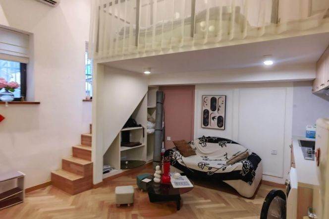 Unique 1 br + High ceiling stydy room in Old XuHui. easy to L 9/12 JiaShan Rd St.+ IAPM
