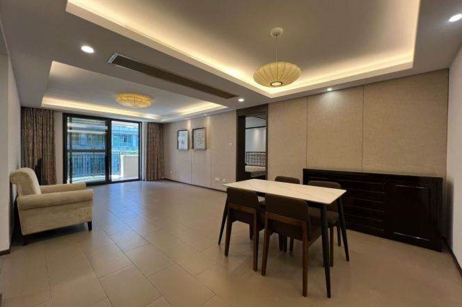 Wutong District, Zhenning Road Apartment Building, with an outdoor balcony