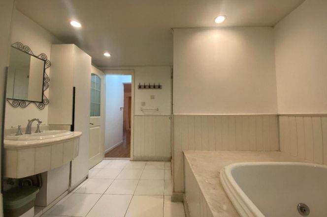 Single House 4 br with Garden in PuDong, Next British School(KangQiao) L 18
