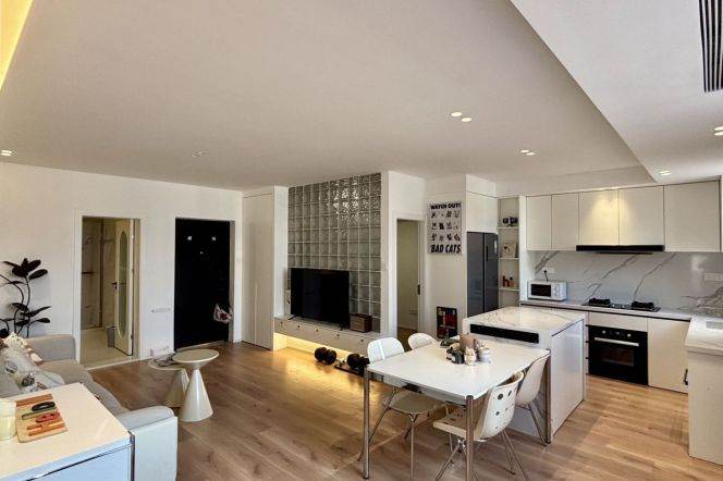 4Bdrs 2Baths 170sqm/Spacious&Bright /Line 1/2/8  People's Square/West Nanjing Rd/elevator