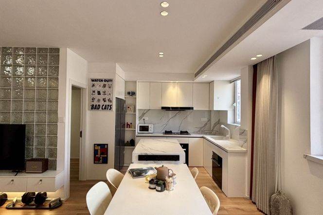 4Bdrs 2Baths 170sqm/Spacious&Bright /Line 1/2/8  People's Square/West Nanjing Rd/elevator