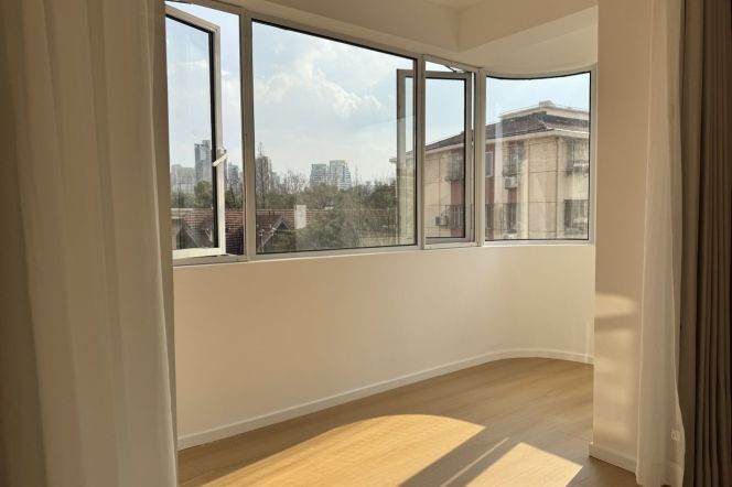 Jiangsu rd & Zhongshan Park | Spacious 2Br+balcony +heating | Good compound 14.2K