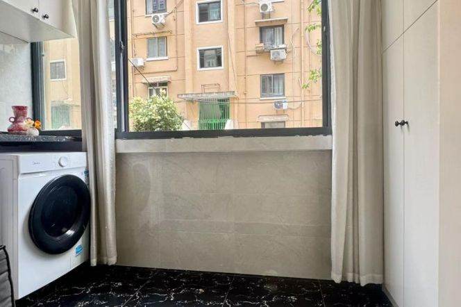 Spacious one bedroom apartment near Line10/11 Jiaotong University