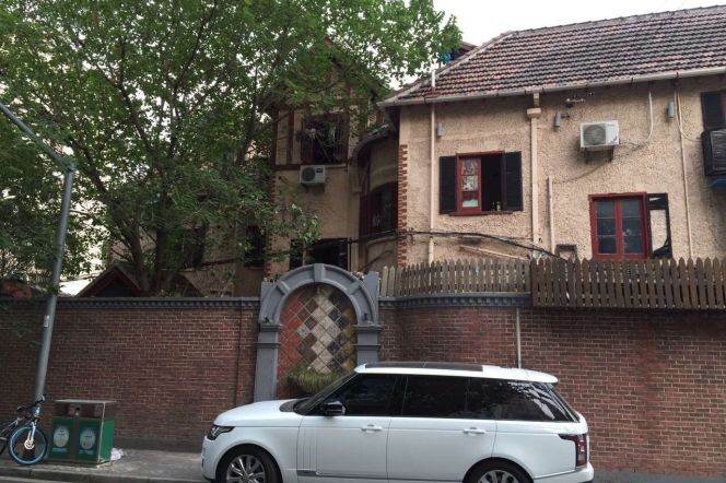3rd floor of the old villa on Wuding West Road, with 2 bedrooms and an outdoor balcony