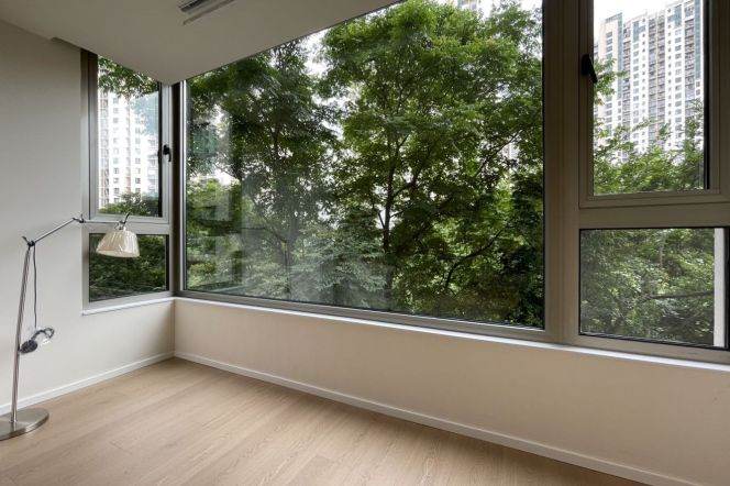Jing'an Temple, with windows offering views of greenery and featuring underfloor heating.