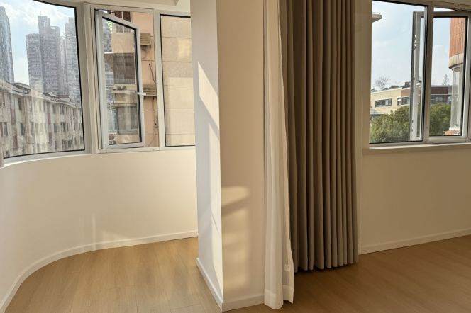 Jiangsu rd & Zhongshan Park | Spacious 2Br+balcony +heating | Good compound 14.2K